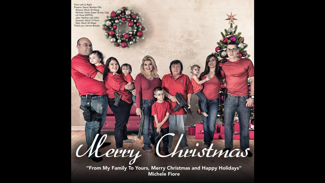 Usa, deputata del Nevada: foto di famiglia per Natale, tutti armati