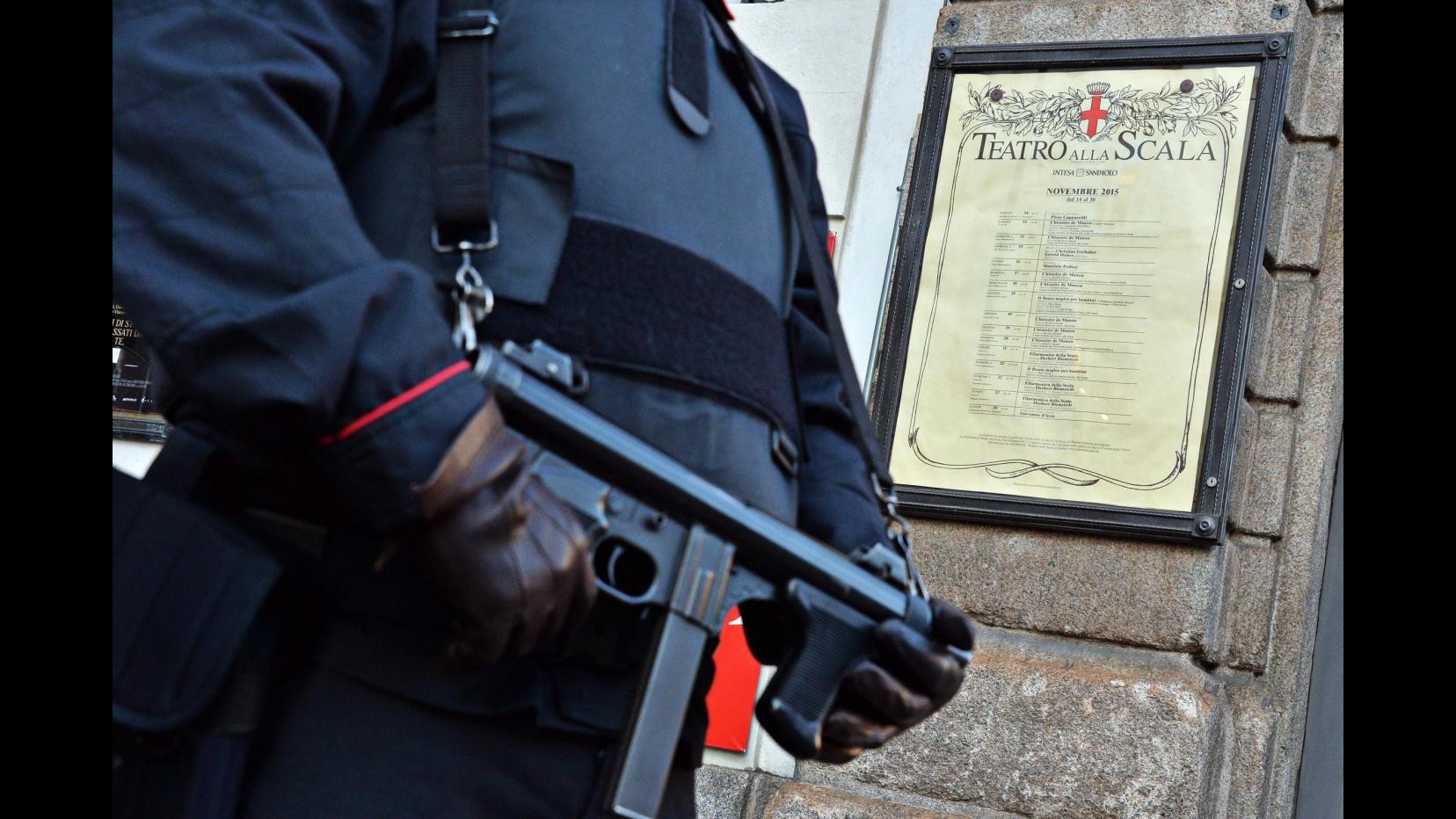 Scala, sicurezza rafforzata: metal detector ad ingressi e cecchini