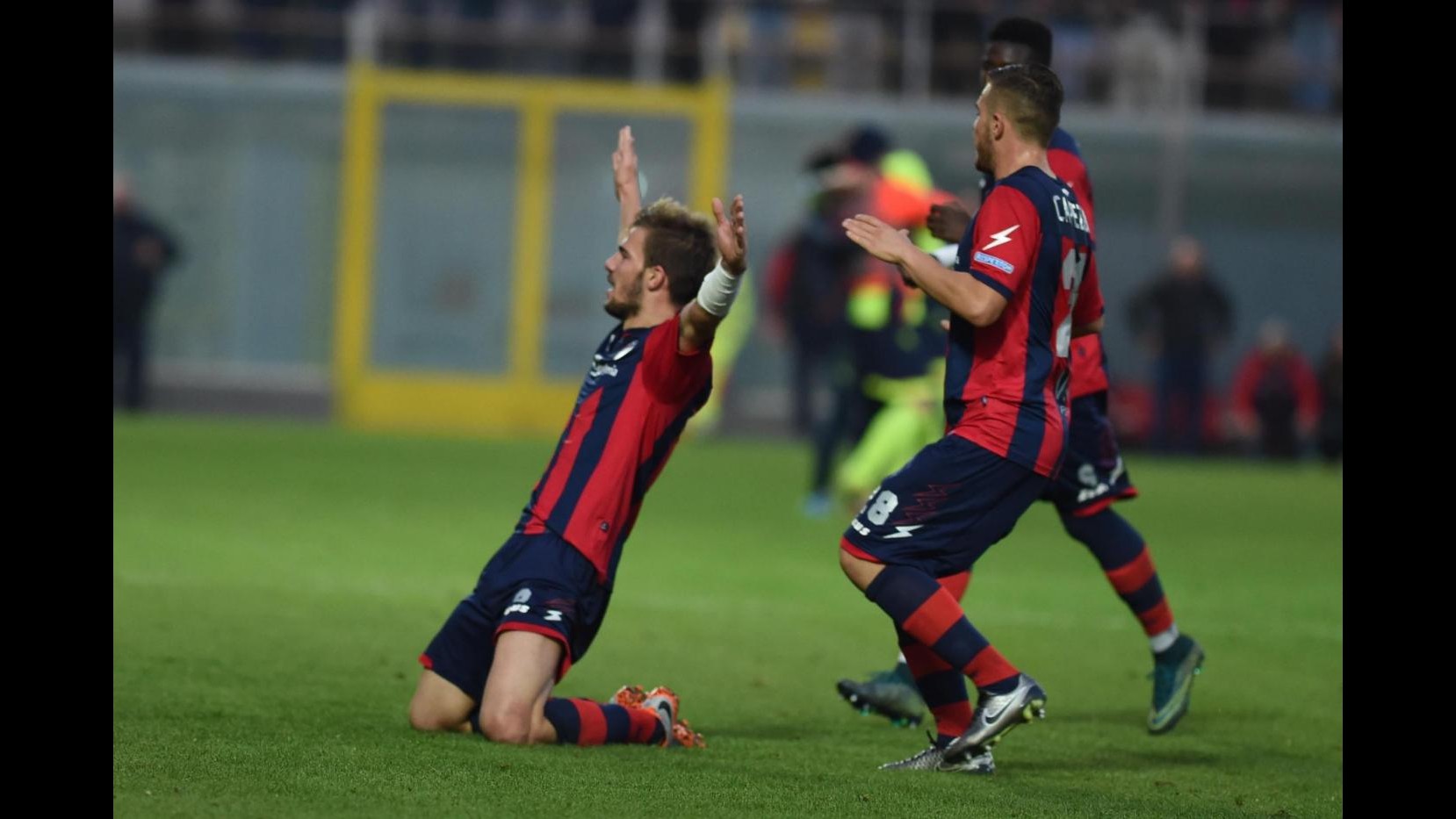 Serie B: Crotone-Cesena 2-0, calabresi in testa. Bari secondo
