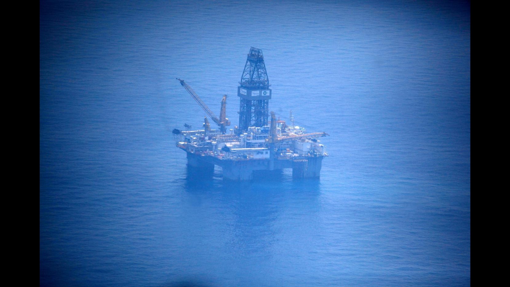 Azerbaigian, incendio su piattaforma petrolifera nel Mar Caspio