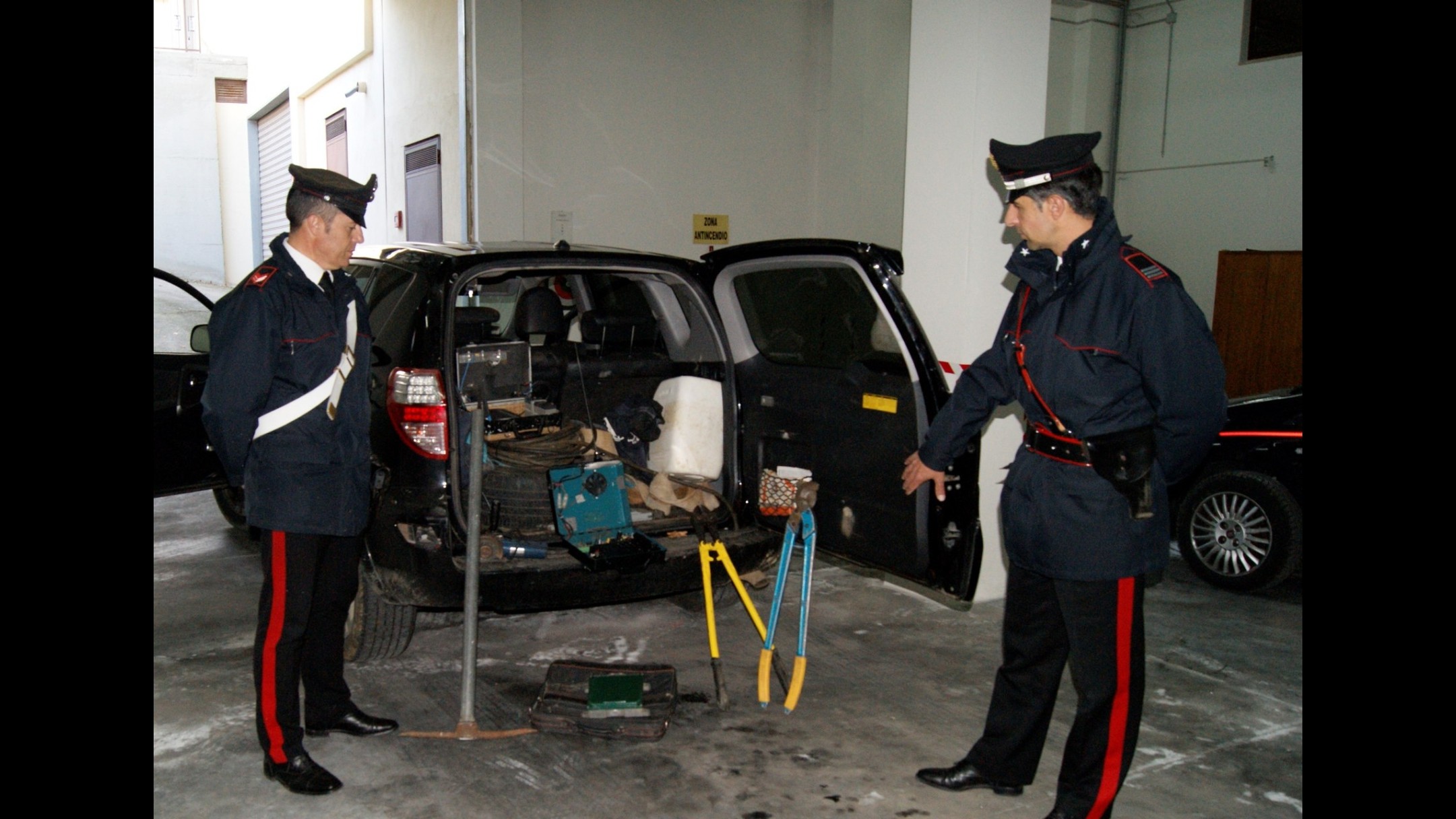 Bari, banditi in fuga: recuperata auto carica di attrezzi da scasso