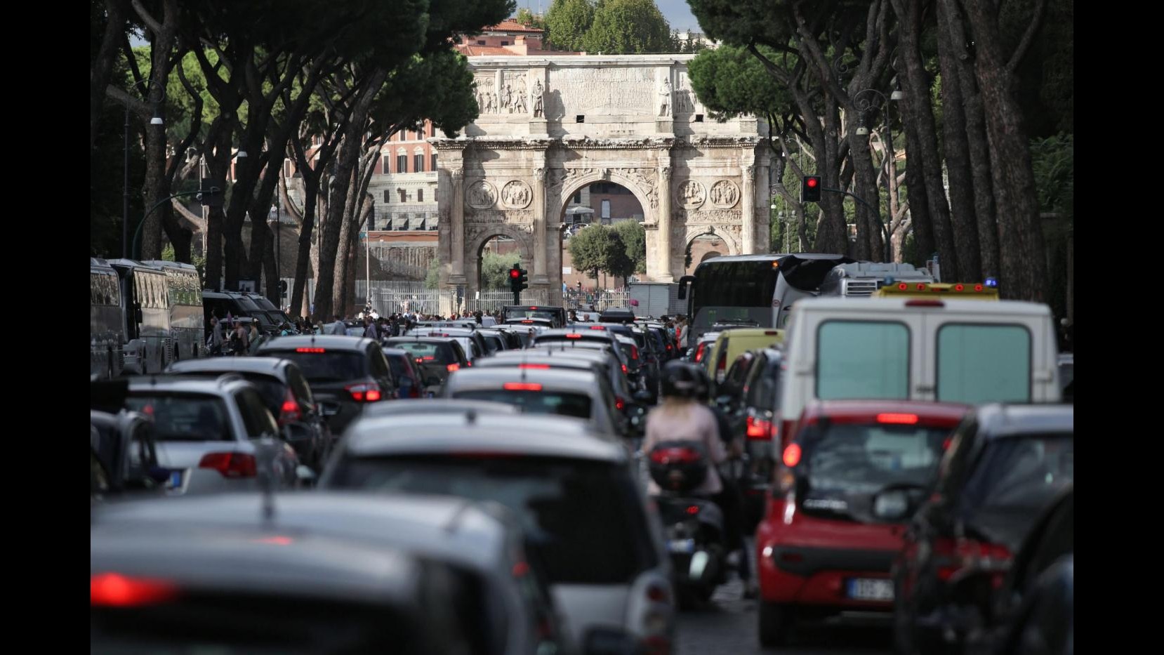 Roma nel caos e disagi tra sciopero dei mezzi, metro ferme e targhe alterne