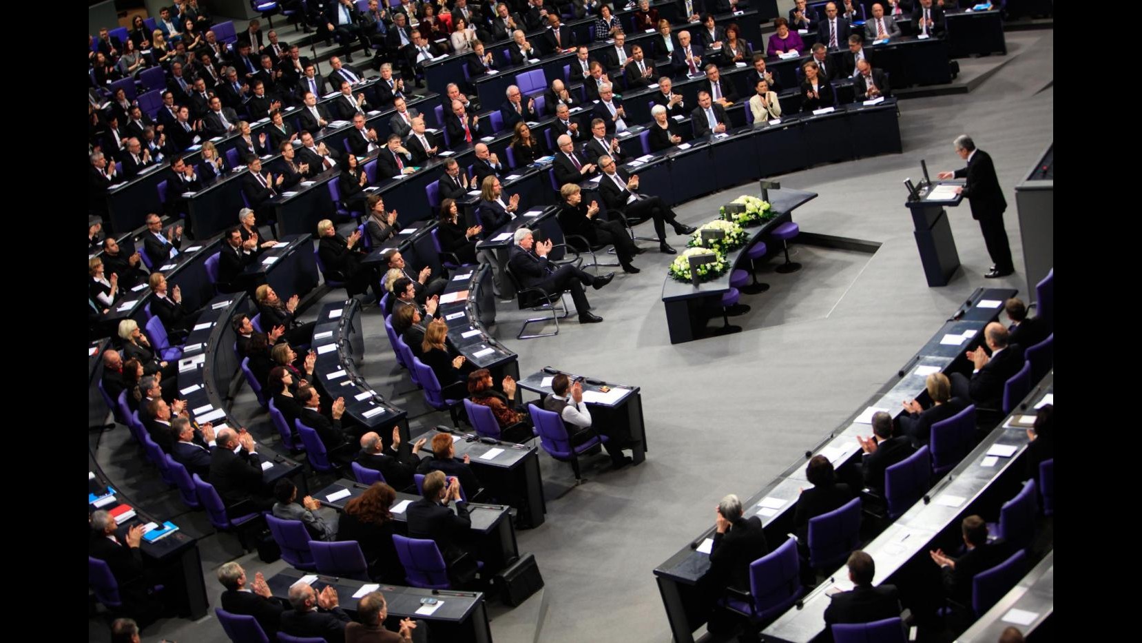 Germania vota missione militare contro Isis. Alfano: Patto Ue su controllo passeggeri