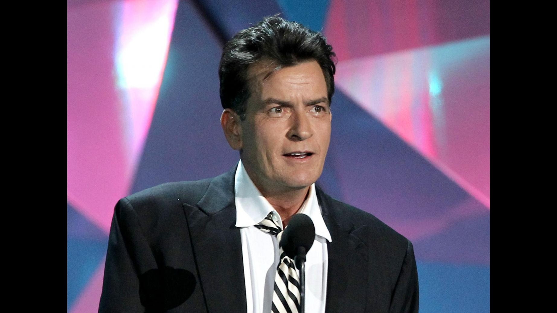 Ex fa causa a Charlie Sheen: le avrebbe nascosto sieropositività