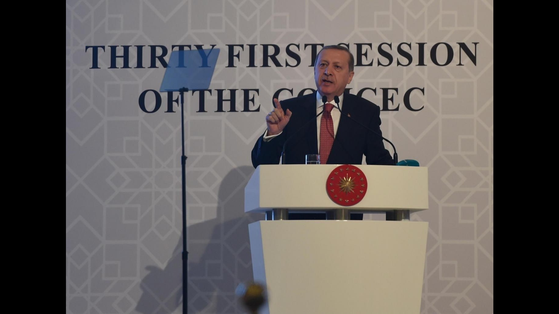 Erdogan: Russi commerciano petrolio con Isis, abbiamo le prove