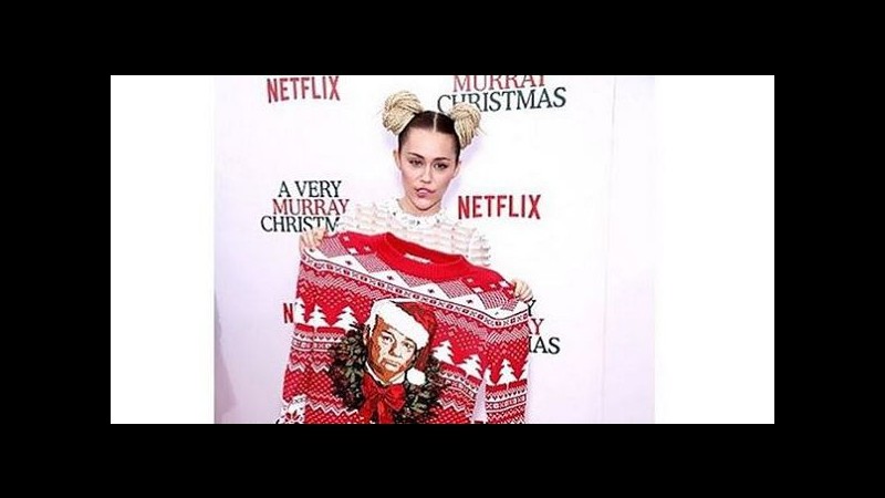 Miley Cyrus: look eccentrico e selfie per ‘A very Murray Christmas’