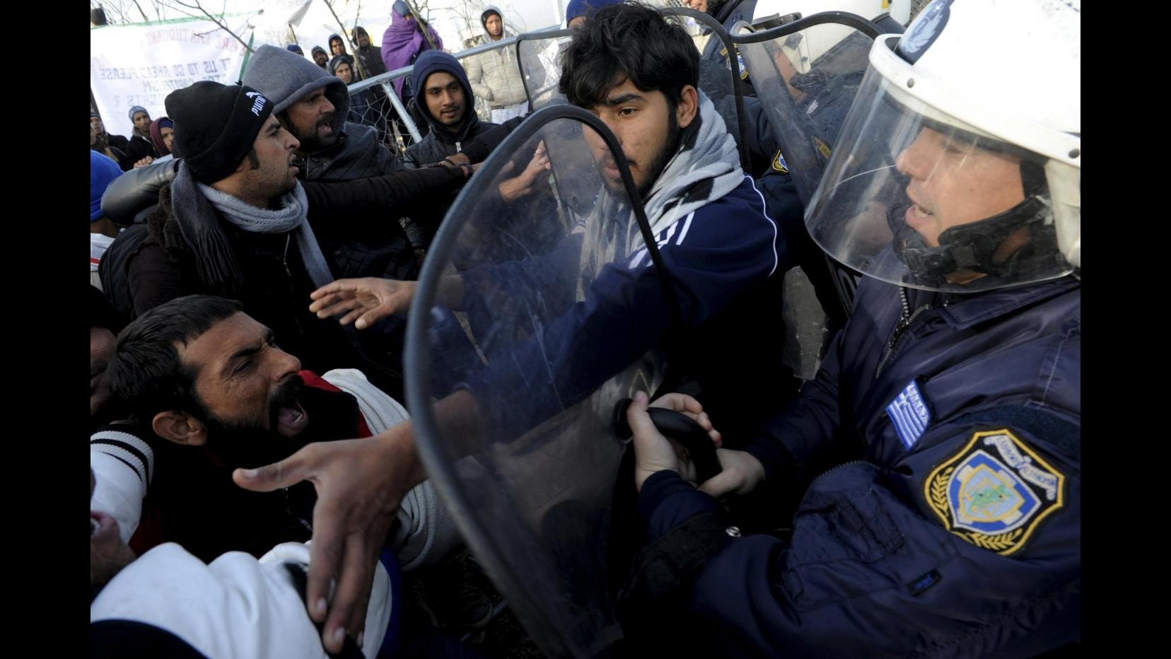 Migranti, secondo giorno di scontri al confine Grecia-Macedonia: un morto
