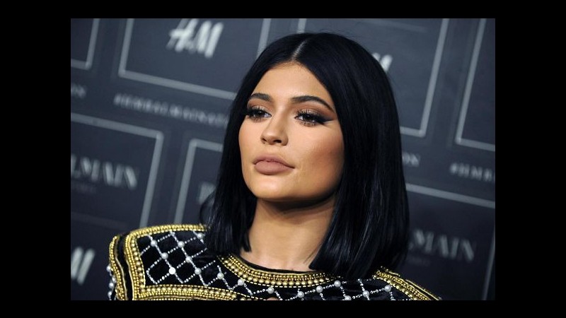 Kylie Jenner in sedia a rotelle fa infuriare associazioni dei disabili
