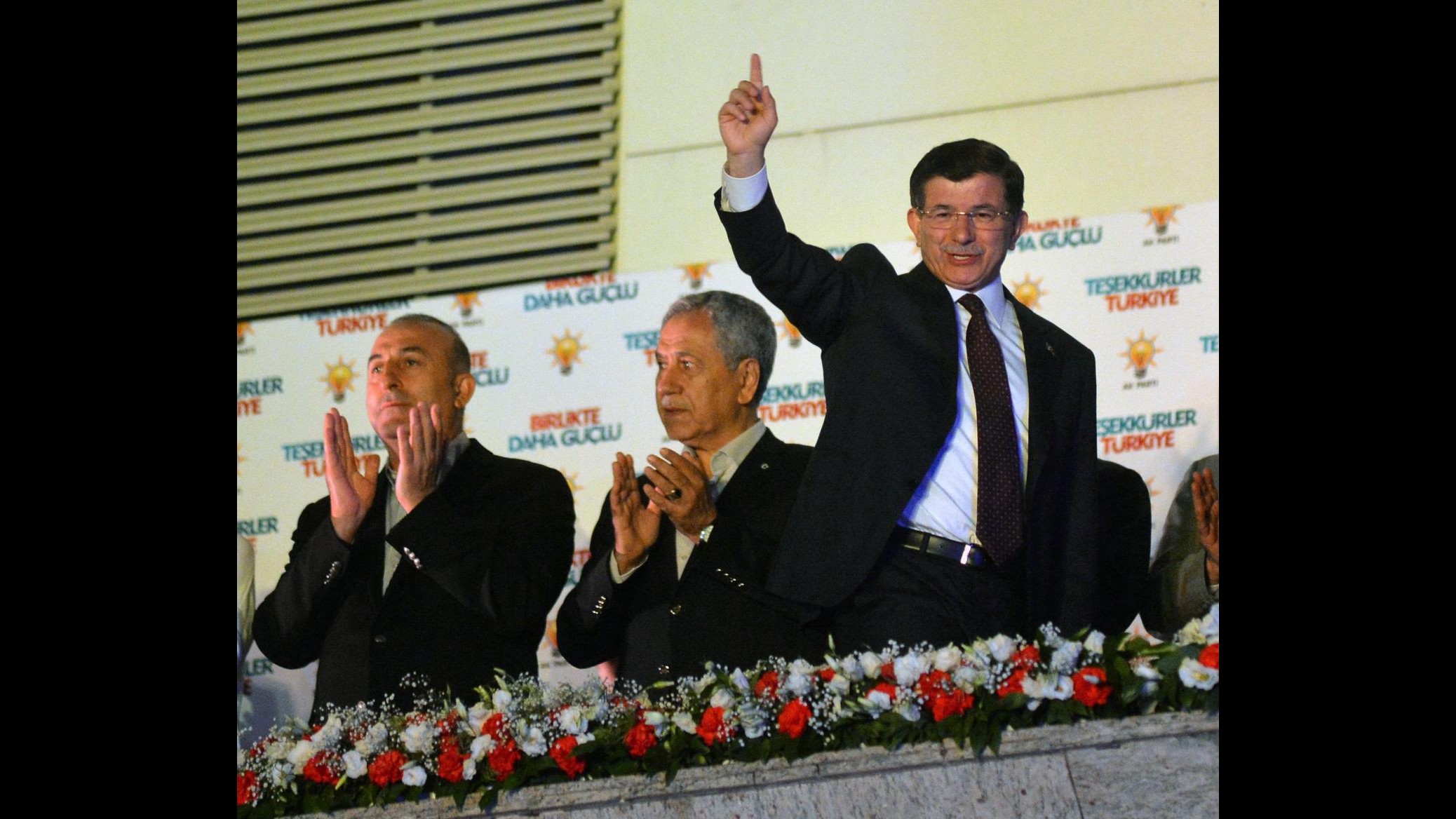 Davutoglu: Compriamo petrolio dall’Isis? Da Russia propaganda sovietica