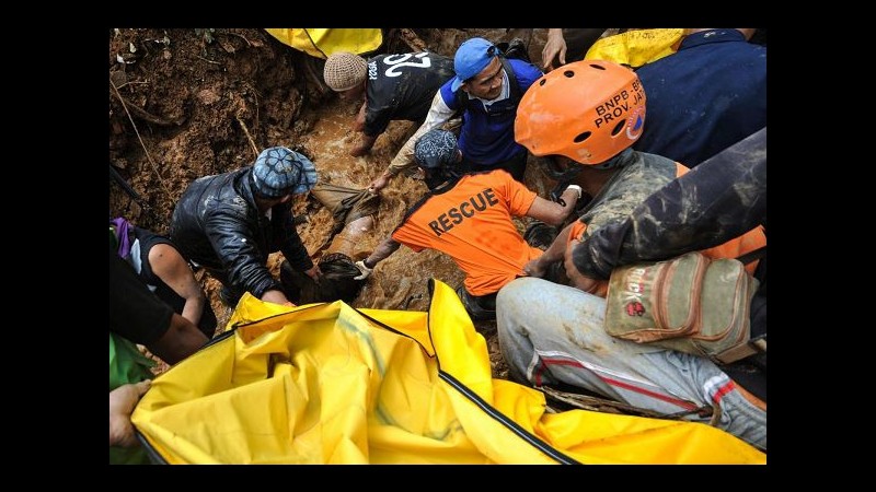 Indonesia, forti piogge e frane: 2 morti, case e ponti distrutti