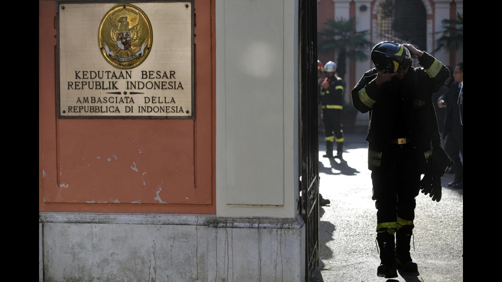 Roma, fumo e fiamme all’ambasciata indonesiana: grave un uomo