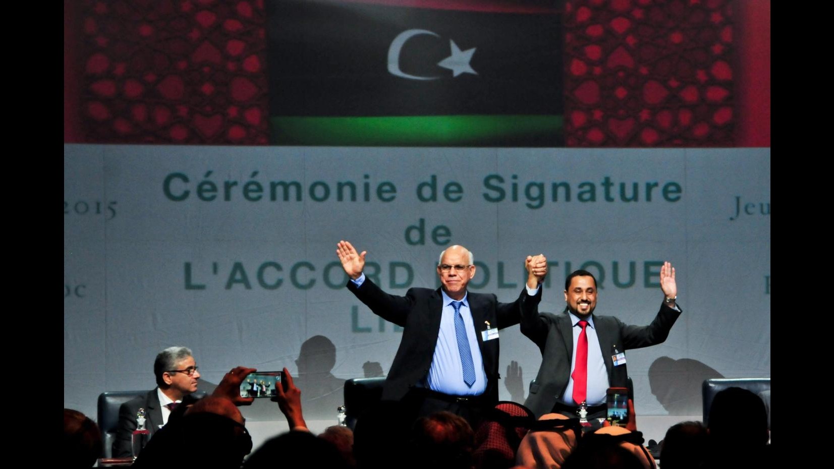 Libia, delegati firmano accordo per governo unità. Gentiloni: Passo di speranza