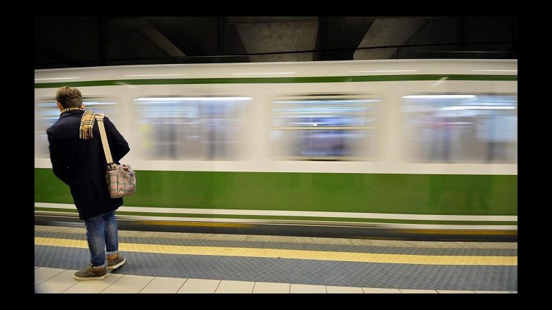 Milano, metro M1 interrotta per tentato suicidio nella stazione di Turro