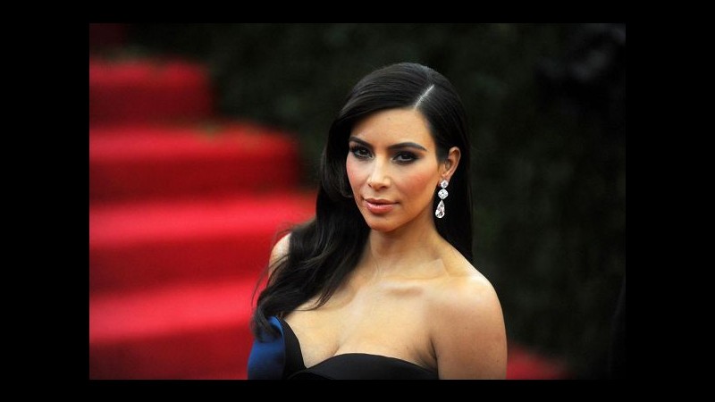 Manicure in rosa per la figlia di Kim Kardashian