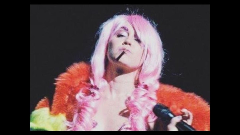 Miley Cyrus: copricapezzoli rosa e spinelli sul palco