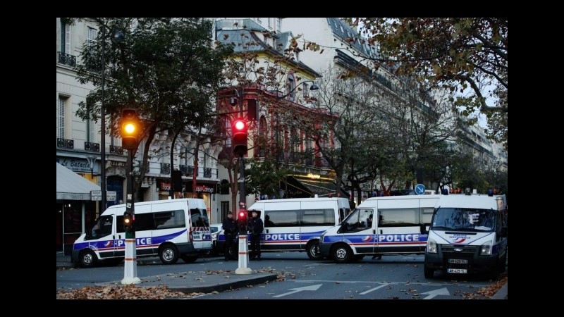Attacchi di Parigi, due persone arrestate in Austria: si fingevano profughi siriani