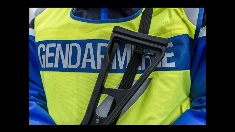 Parigi, cerca sfondare ingresso Les Invalides. Gendarmi sparano