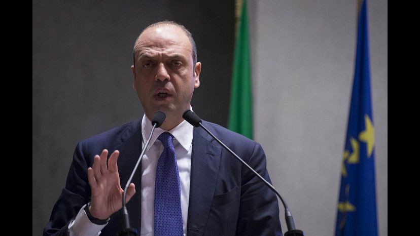 Migranti, Alfano: Siamo al 100% circa di impronte prese