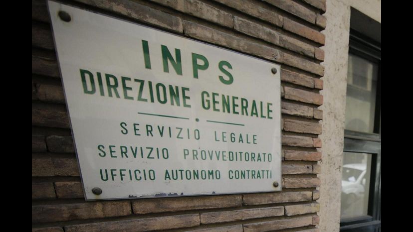 Vibo Valentia, riscuote pensione madre morta da un anno: denunciata