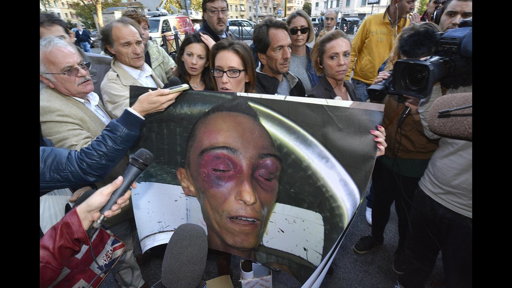 Caso Cucchi, processo in Cassazione Pg: Assolvere gli agenti, ma non i medici