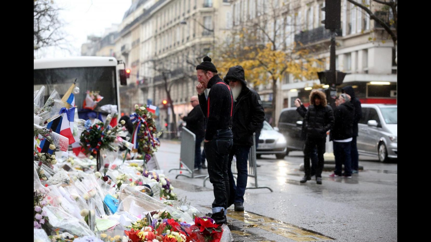 Parigi, un mese dopo gli attacchi: la vita tra elezioni e stato di emergenza