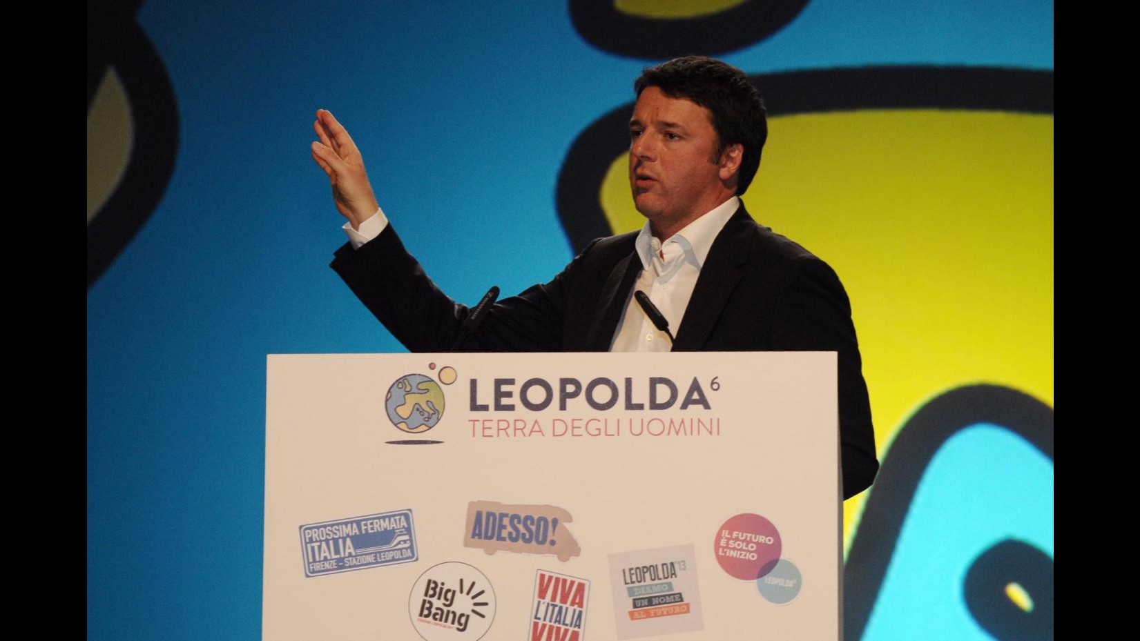 Renzi: Leopolda ha bandiera Pd tatuata sul cuore