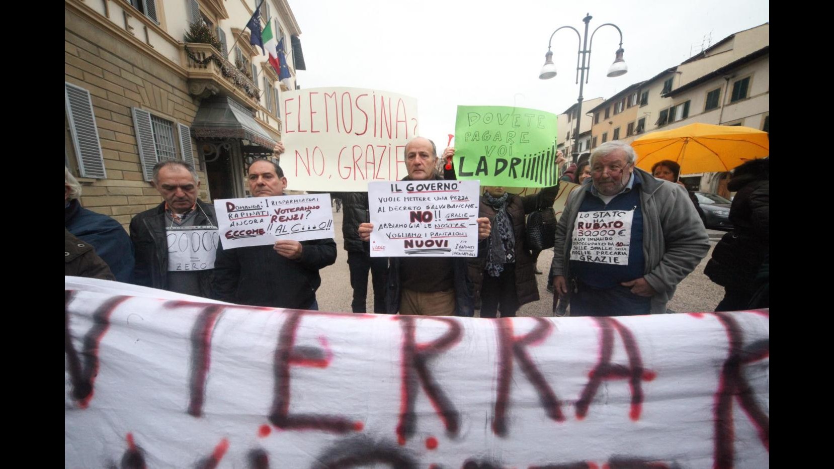 ‘Vittime del salva-banche’ alla Leopolda: Votato Pd, non lo farò più