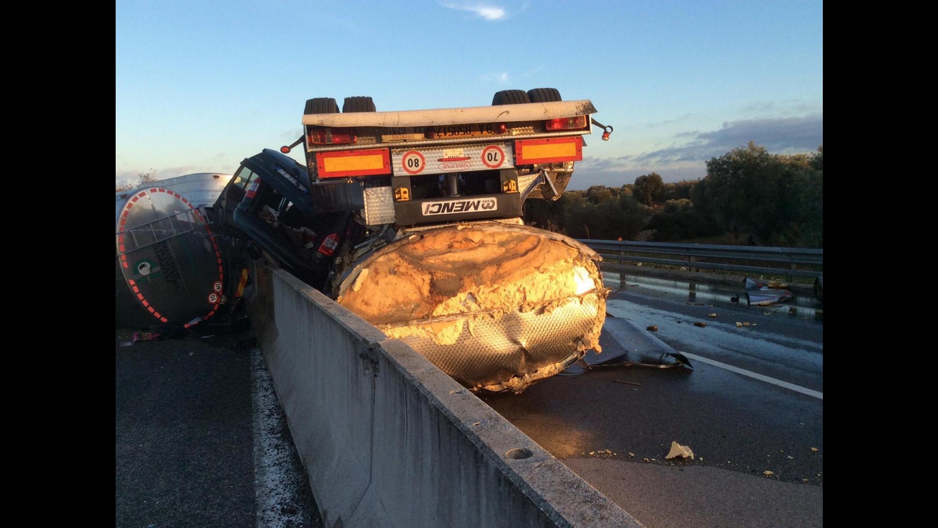Brindisi, scontro tra tir e tre auto: 5 morti tra cui una bimba
