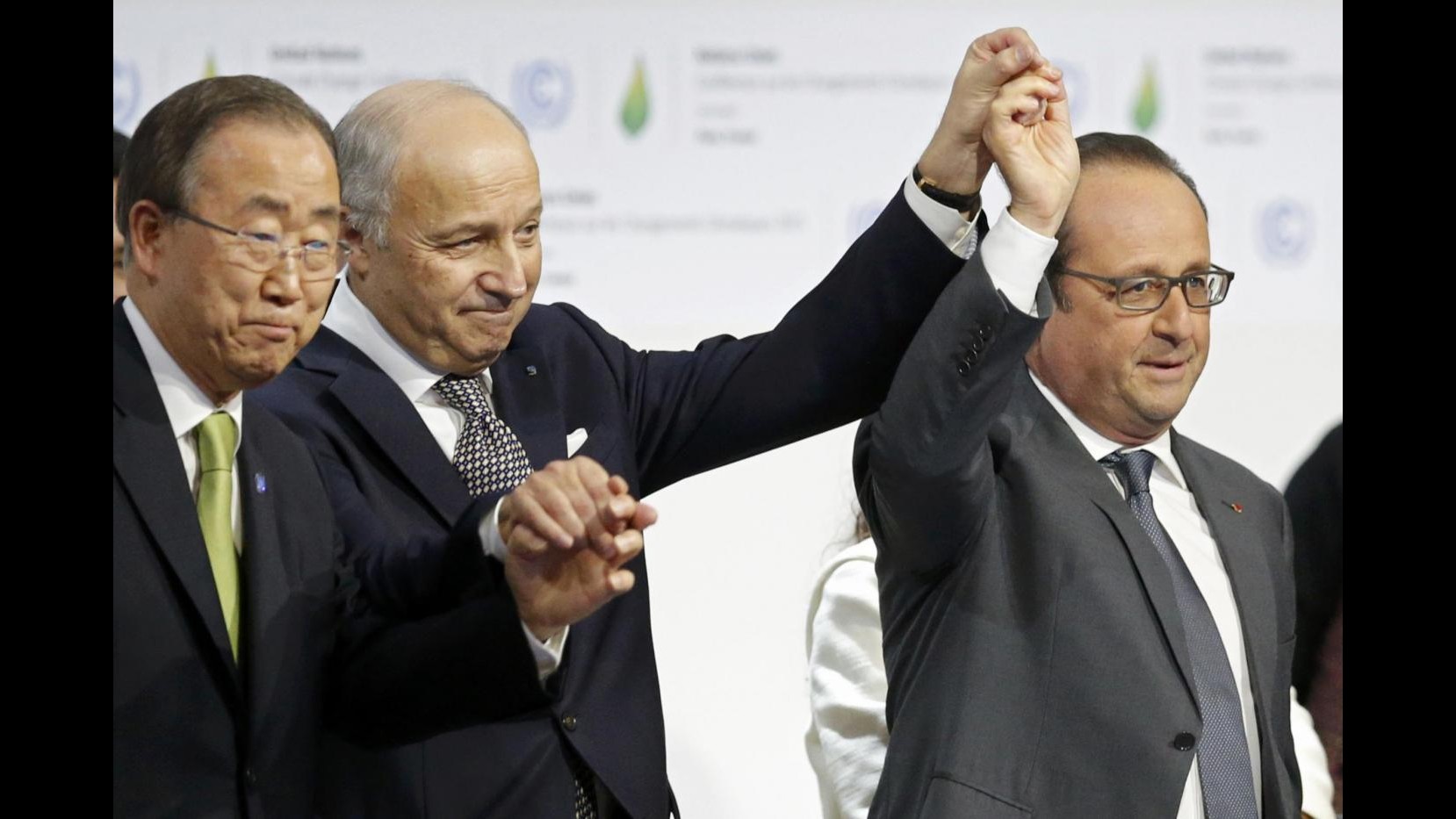 Cop21, c’è l’accordo: limite ‘global warming’ entro 1,5 gradi. Hollande: Storico punto di svolta