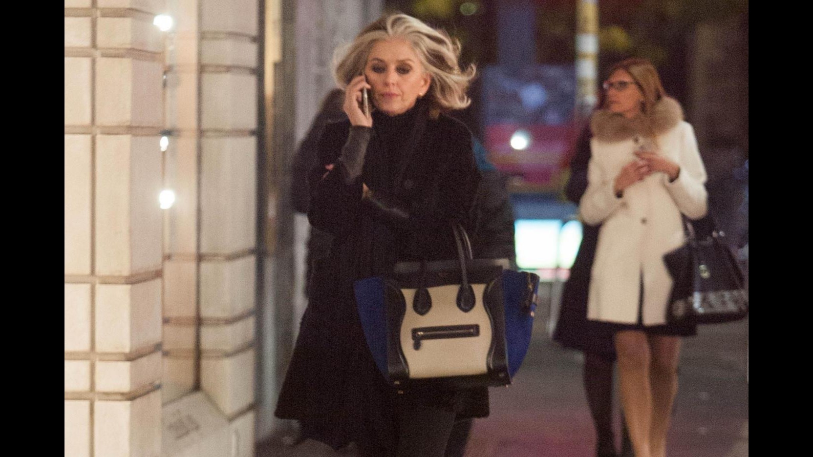 Paola Marella al cellulare per via Montenapoleone: a caccia di regali?