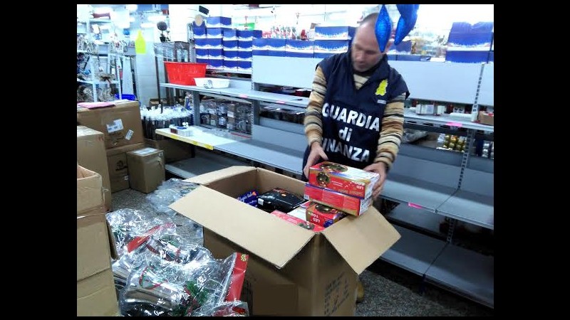 Cosenza, Finanza sequestra un milione di oggetti natalizi non conformi