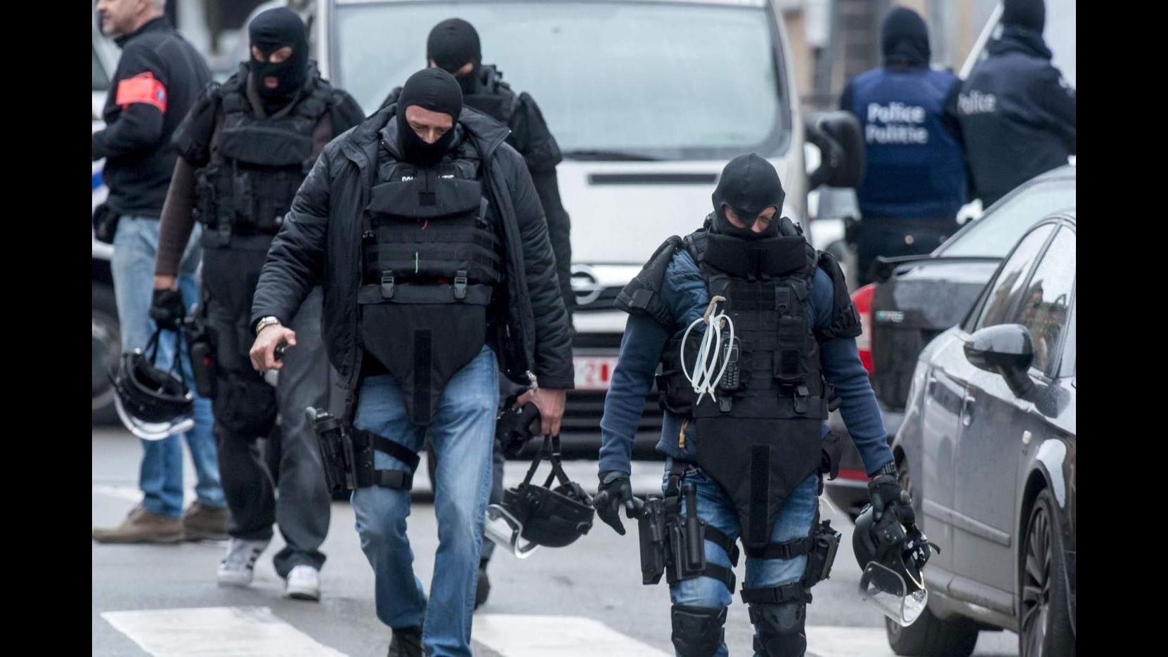 Parigi, alzato livello allerta a Ginevra: caccia a sospettati