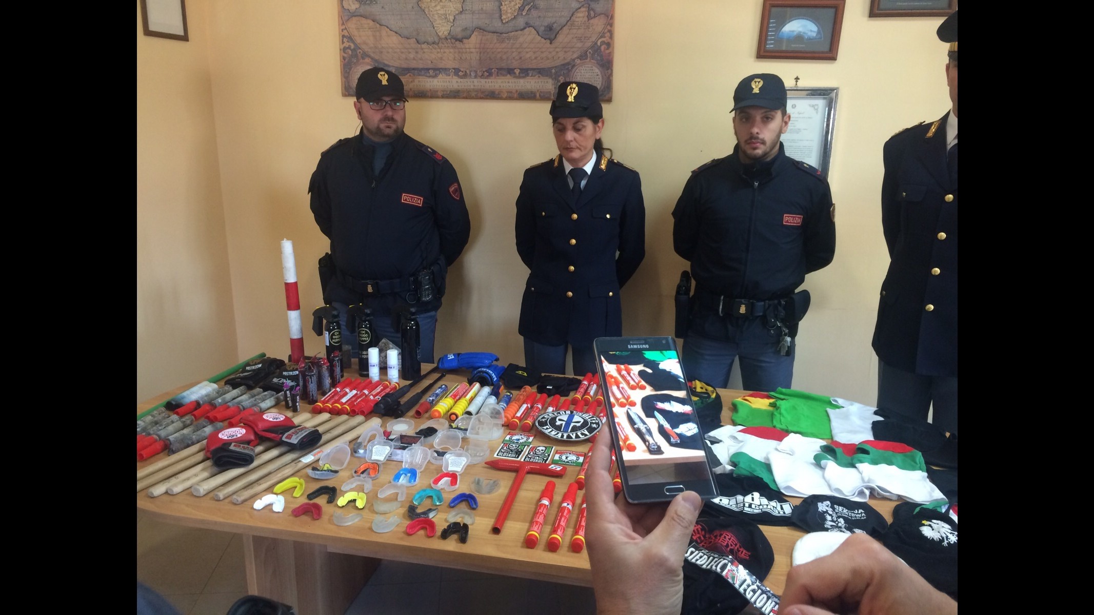 Napoli, scontri tra tifosi: polacchi aggrediscono quattro ventenni