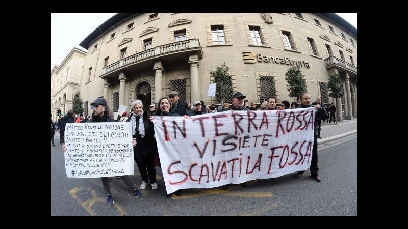 Arezzo, pugni e urla dei risparmiatori di fronte a Banca Etruria: Ladri, ladri