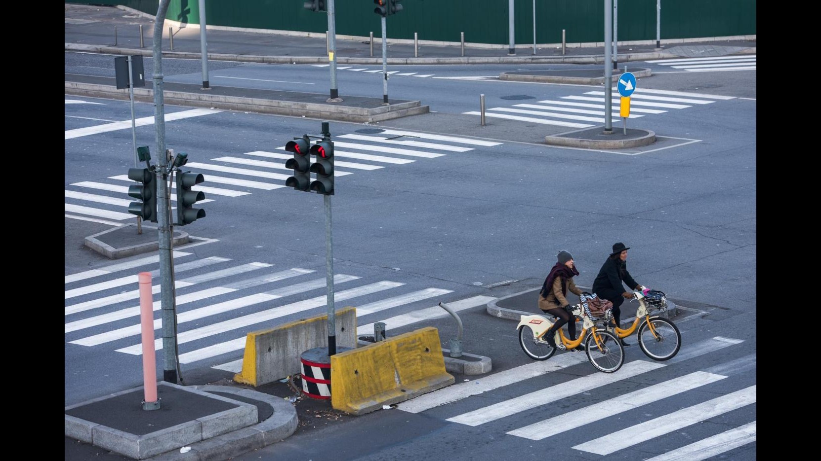 Milano ferma per smog: blocco totale del traffico fino alle 16. L’ira di Pisapia contro M5s e Lega