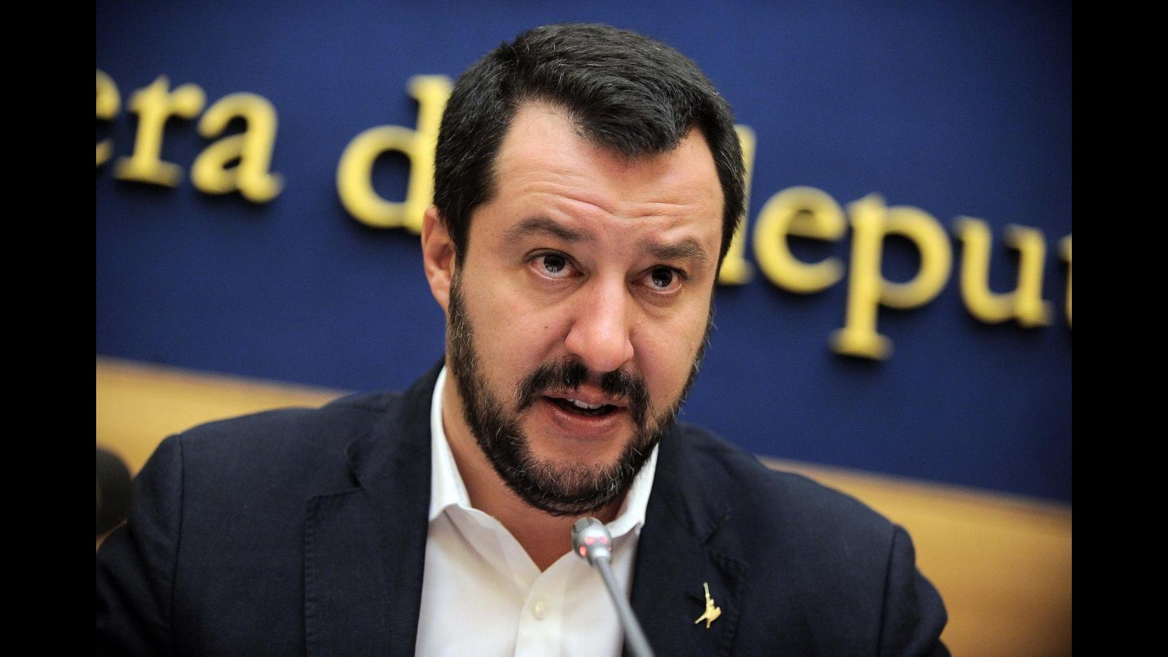 Pagina Facebook di Salvini hackerata. Lui: Quei conigli di Anonymous