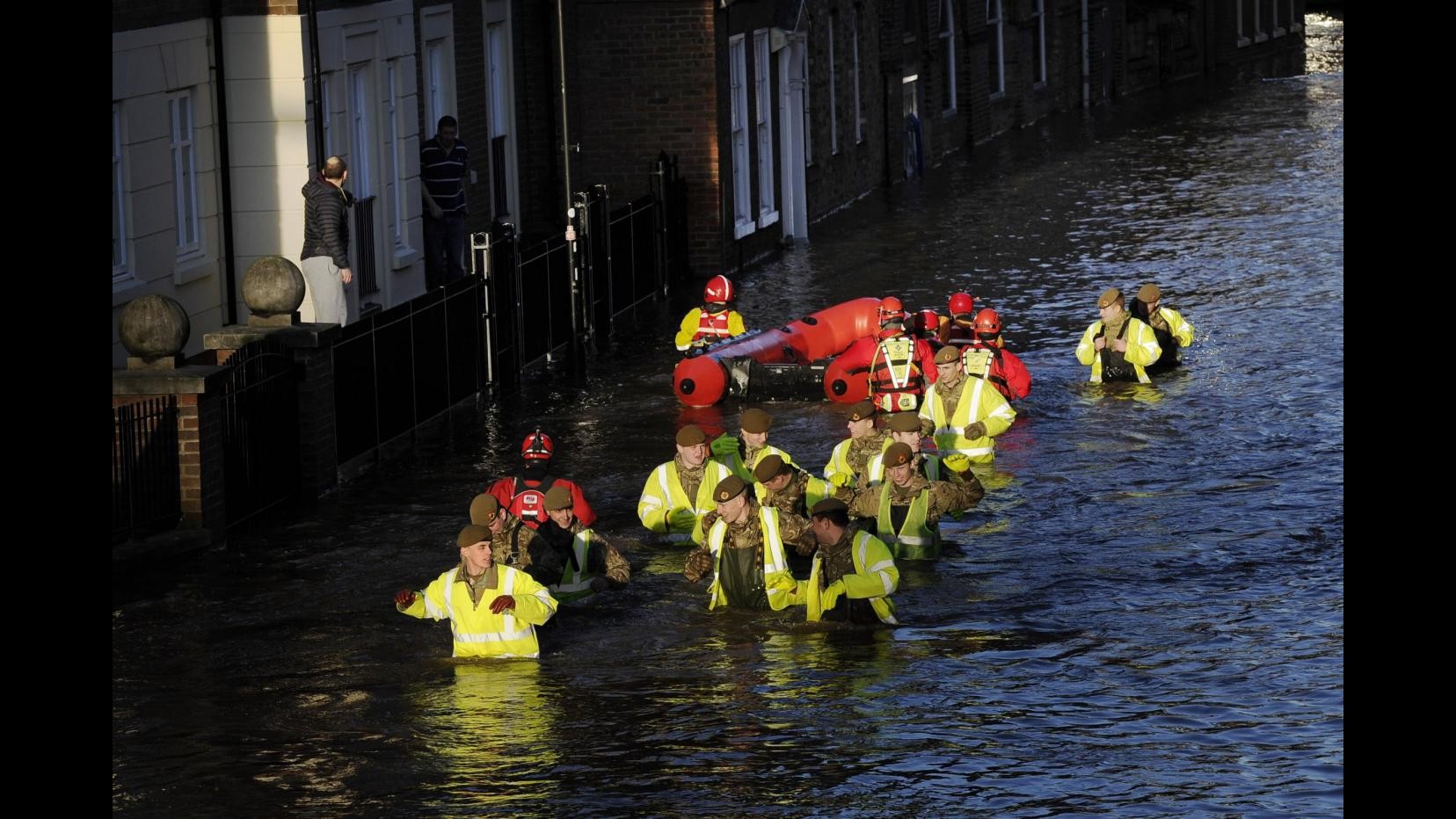 Regno Unito, alluvioni in nord Inghilterra: Cameron invia più soldati