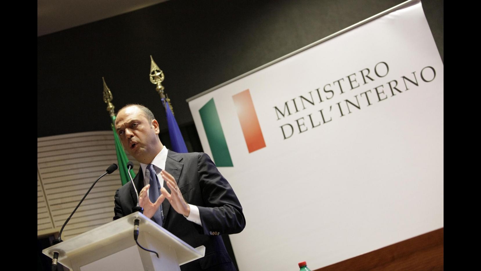 Migranti, Alfano: Surreale procedura infrazione Ue sulle impronte