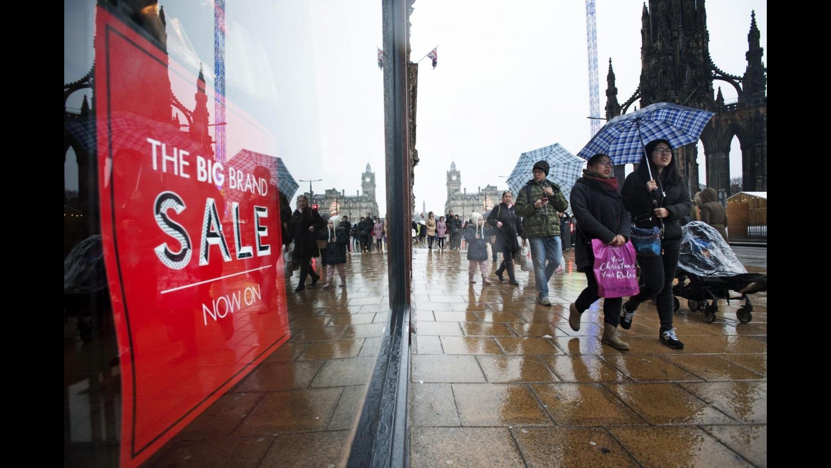 Regno Unito, negozi presi d’assalto per Boxing day: iniziano i saldi