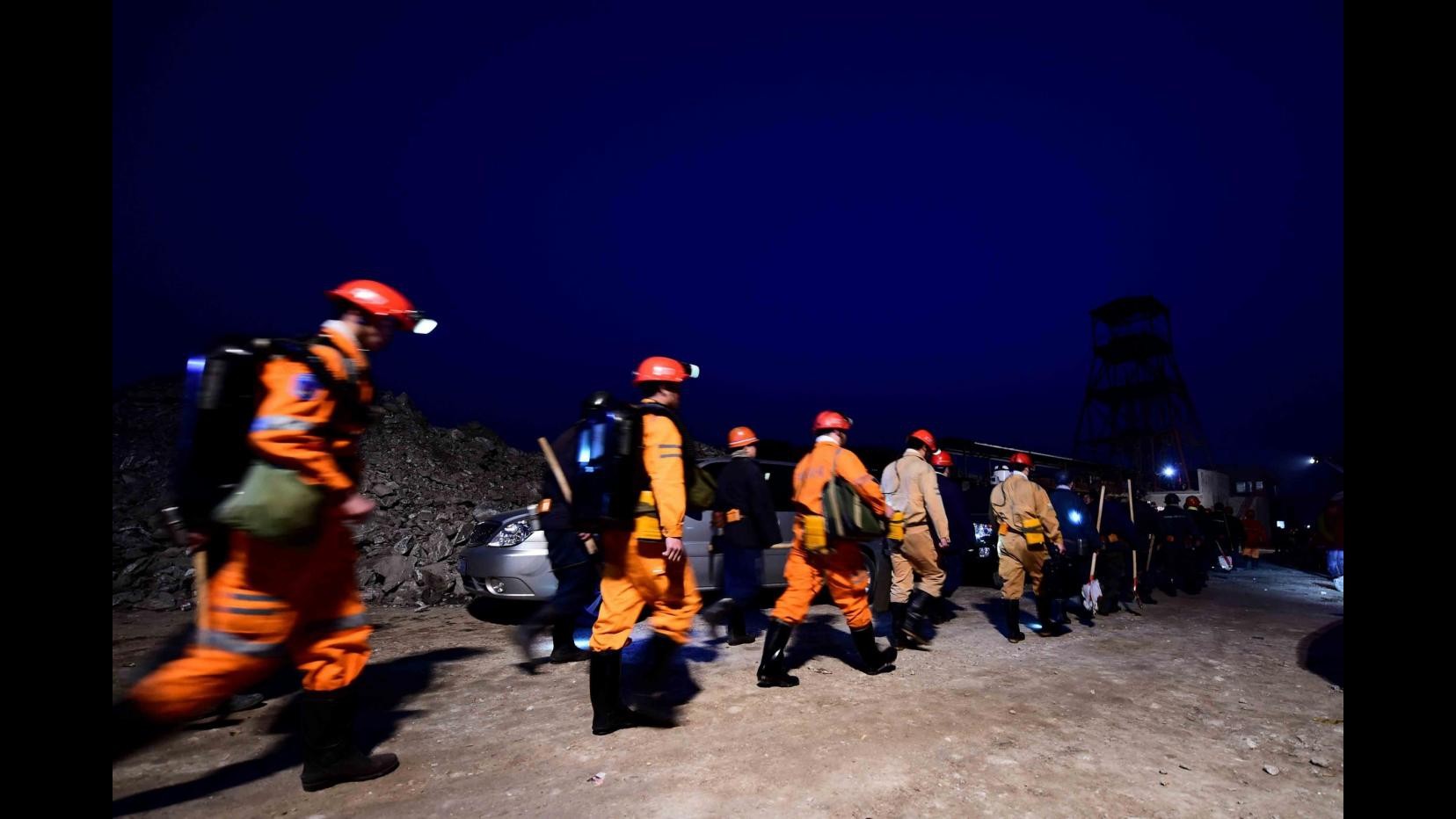 Cina, crollo cava gesso: nuovo bilancio, un morto e 17 intrappolati
