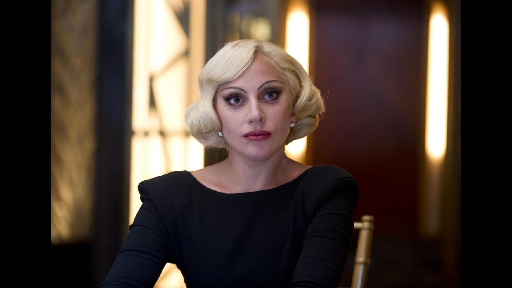 Lady Gaga va in vacanza coordinata con il cagnolino
