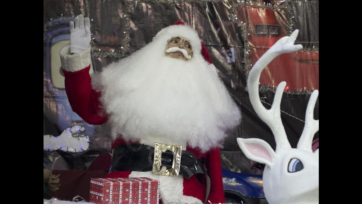 India, Babbo Natale alto 27 metri sorge nel centro di Bangalore