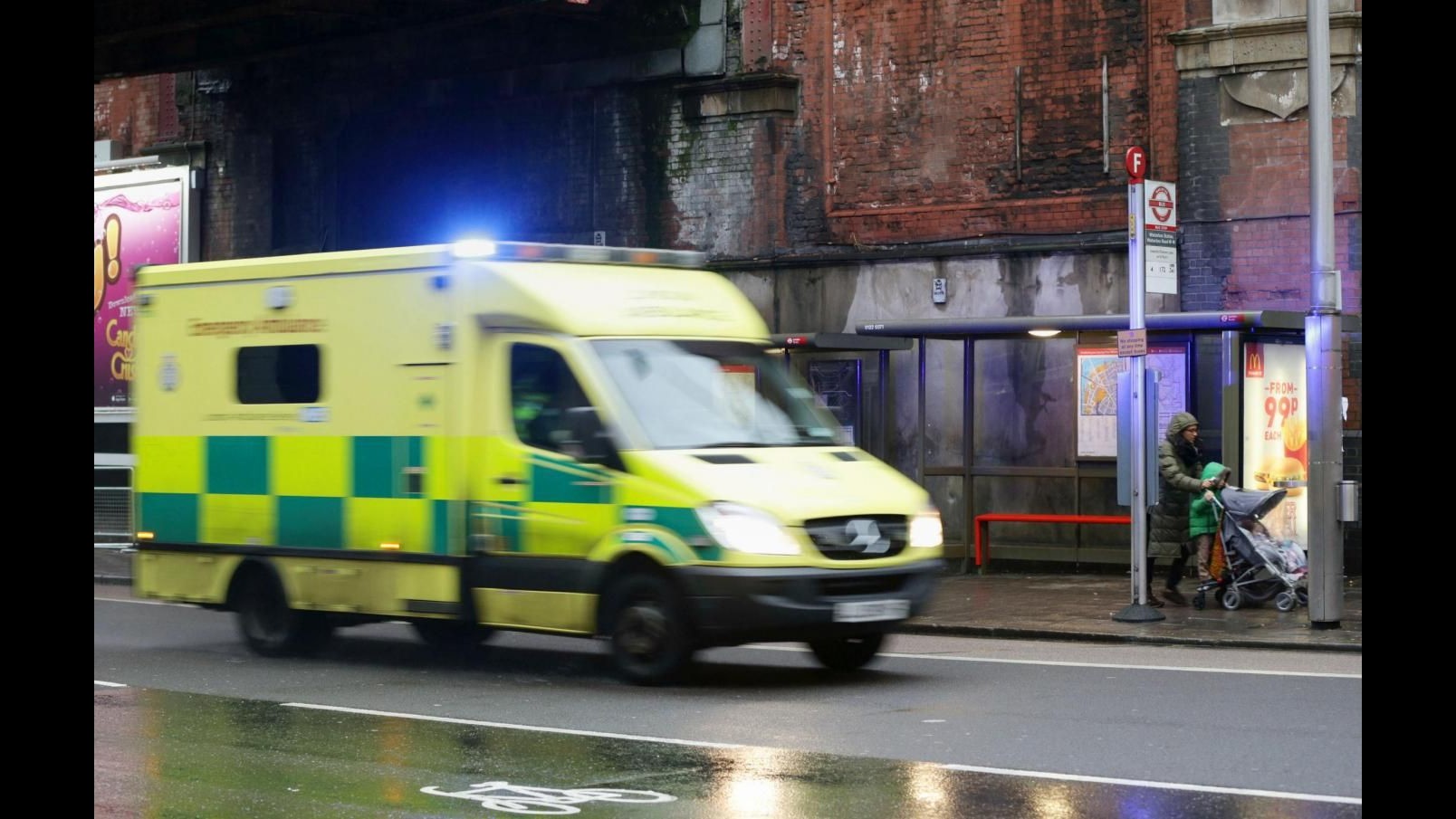 Regno Unito, auto si schianta e finisce dentro bar: diversi feriti