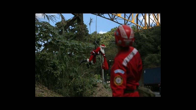 Guatemala, vigile del fuoco ‘volante’ consegna regali vestito da Babbo Natale