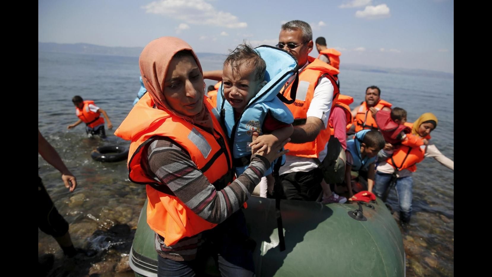 Migranti, nuovo naufragio nell’Egeo: morti salgono a 18 fra cui sei bambini, 14 dispersi