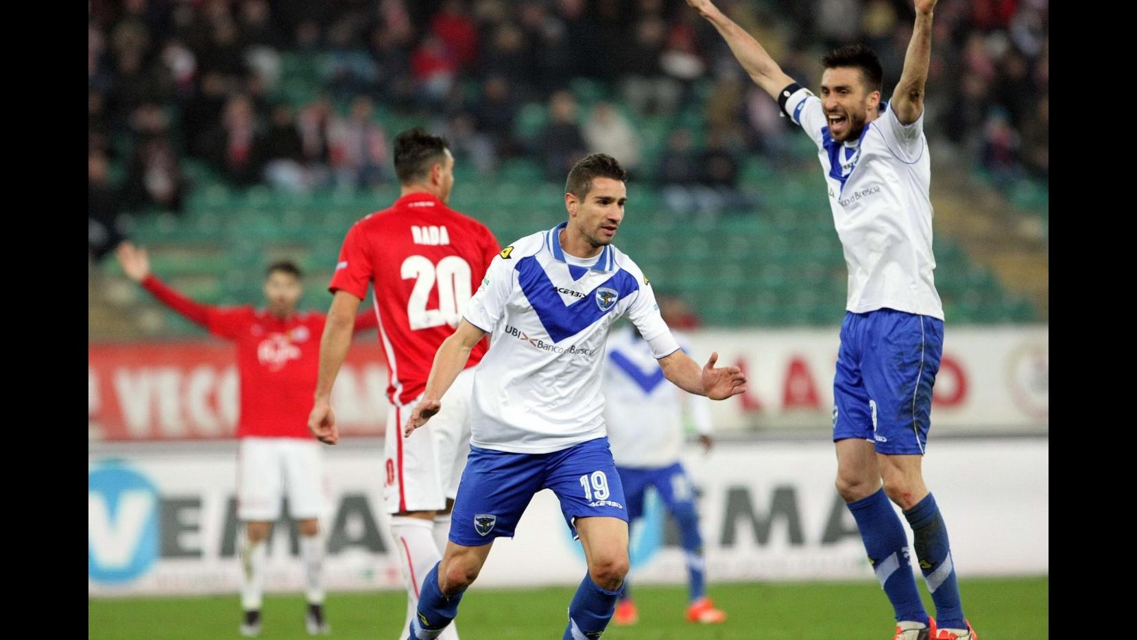 Serie B: Crotone frena, Brescia vince a Bari. Pari Novara-Cesena