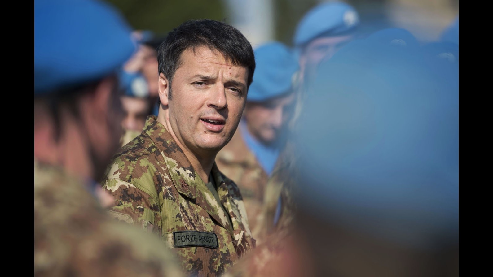 Renzi vola a Beirut e visita i militari. ‘Libano piccolo ma accoglie dieci volte Italia’