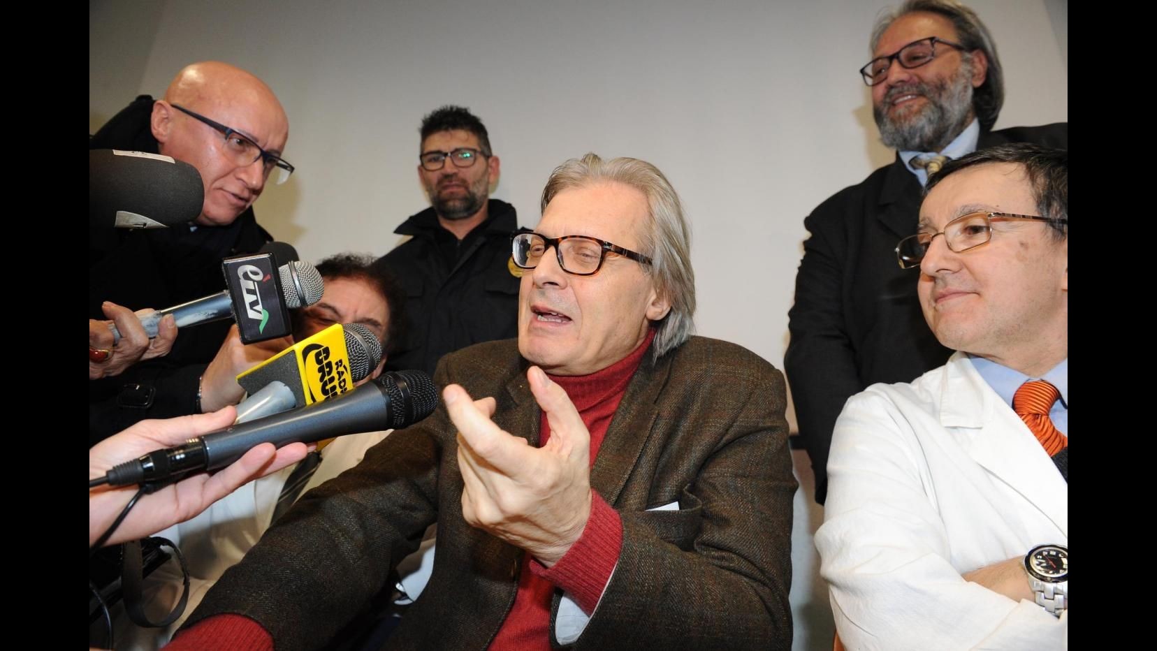 Sgarbi scherza dopo dimissioni da ospedale: Va tutto male tranne cuore