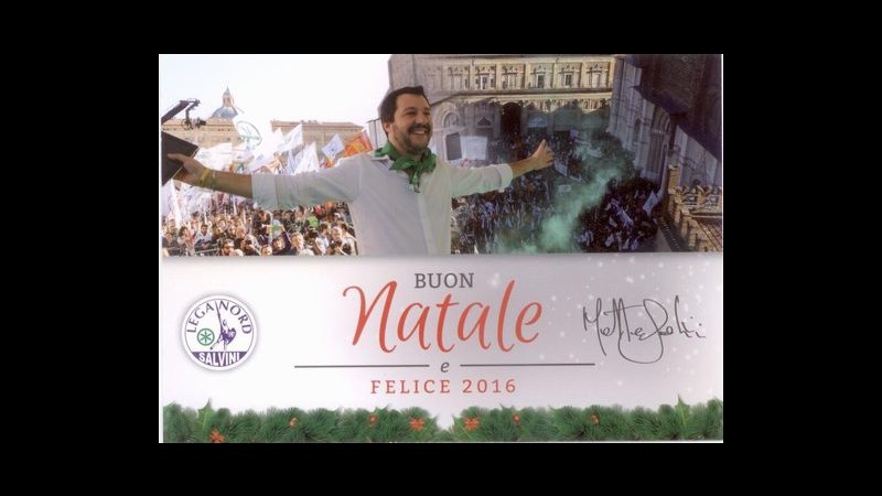 Salvini fa gli auguri di Natale con frase di Fallaci e porta panettone alla Camera