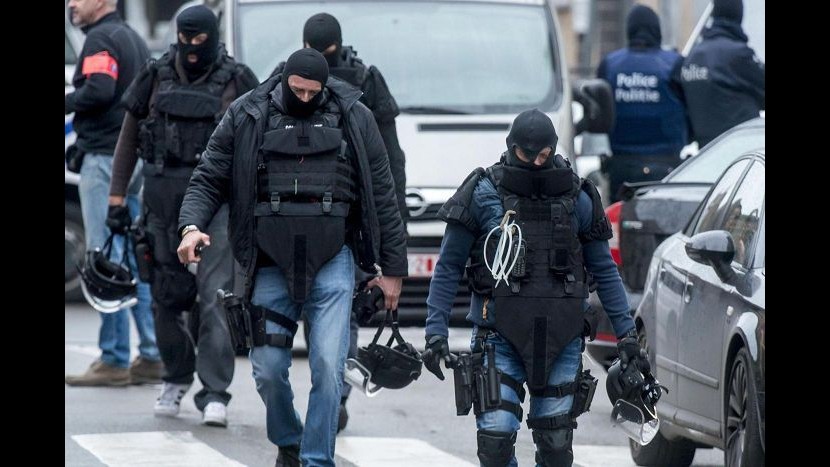 Parigi, raid polizia in due quartieri a Bruxelles: 5 arresti